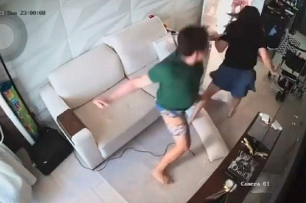 Pamella Holanda, 27, esposa de Ivis, cantor, publicou um vídeo em seu perfil no Instagram onde aparece sendo agredida fisicamente por ele (Foto: Reprodução)