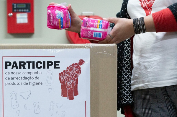 No Brasil, 713 mil meninas vivem sem acesso a banheiro ou chuveiro em casa e mais de 4 milhões não têm acesso a itens mínimos de cuidados menstruais nas escolas (Foto: Reprodução)