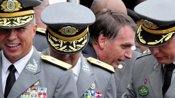 Bolsonaro em cerimônia militar de 2018: EUA não veem como provável a possibilidade de que as Forças Armadas embarquem em uma eventual aventura golpista do presidente (Foto: Reuters)