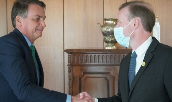 O presidente brasileiro Jair Bolsonaro cumprimenta o conselheiro de segurança nacional dos EUA, Jake Sullivan, no Palácio do Planalto (Foto: Reprodução/Embaixada dos EUA)