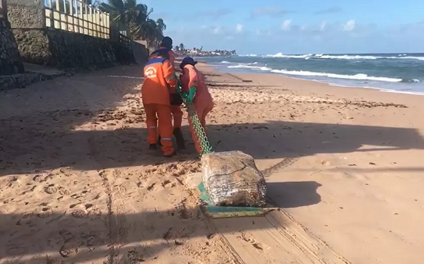 Ainda não há detalhes se o material encontrado é o mesmo do que foi localizado em outras praias da Bahia (Foto: Reprodução)