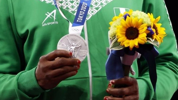 Buquê de flores é dado aos atletas nas três primeiras posições nas competições (Foto: Reuters)