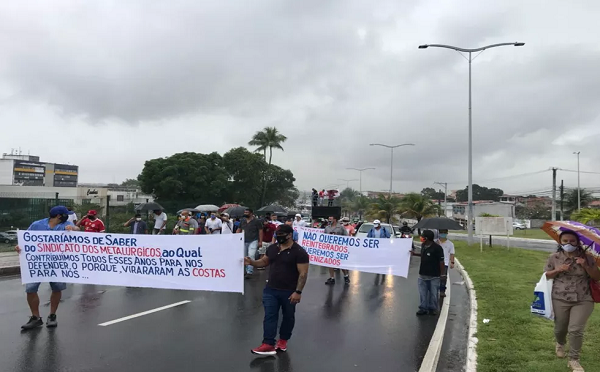Metalúrgicos protestam em frente à Justiça do Trabalho em Camaçari (Foto: Rogério Almeida)