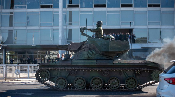 Tanques desfilaram em frente ao Palácio do Planalto na manhã de hoje, dia em que será votada a PEC do voto impresso (Foto: Antonio Molina/Estadão)
