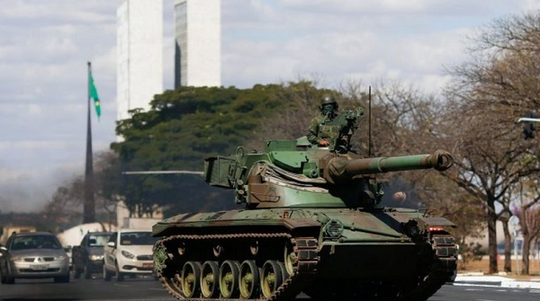 Veículos militares foram exibidos em dia de votação delicada no Congresso (Foto: Reuters) Veículos militares foram exibidos em dia de votação delicada no Congresso (Foto: Reuters)