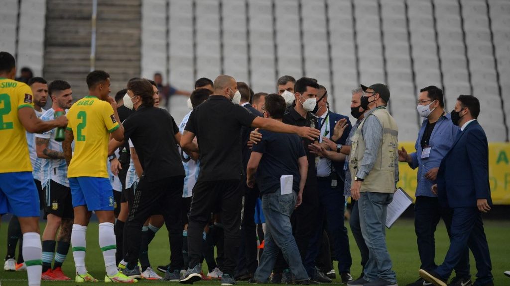 Atletas passaram pelo Reino Unido, mas omitiram essa informação para conseguir desembarcar no Brasil. O jogo foi parado aos 4 minutos e 50 segundos - Foto: Nelson Almeida / AFP