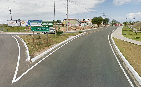 Dois homens armados roubaram os pertences das pessoas que estavam no local e atiraram contra a vítima (Foto: Google Street View)