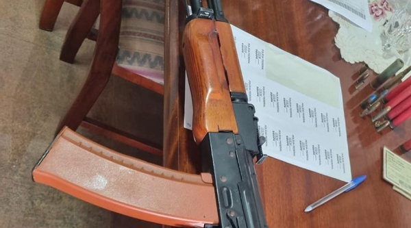 PF apreendeu uma espingarda calibre 32 e muitos simulacros de arma em ação no Paraná (Foto: Divulgação/PF)