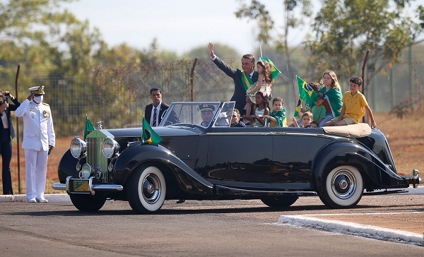 Veículo conduzido por Piquet é o Rolls-Royce Silver Wraith de 1952 mantido pelo Ministério da Defesa (Foto: Reprodução)