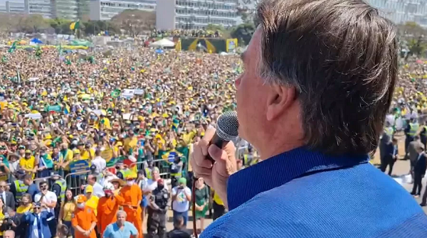 Bolsonaro em discurso durante protesto em Brasília (Foto: Reprodução)