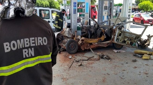Explosão provocada por conversão clandestina de veículo para GLP em Natal, no Rio Grande do Norte (Foto: Assessoria do Corpo de Bombeiros)