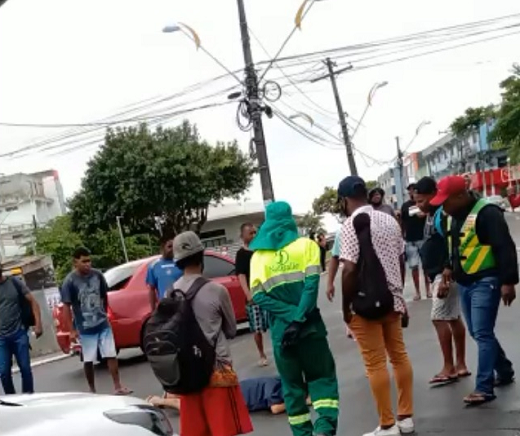 Senhor identificado como Edmundo caiu da passarela que cruza a avenida Eixo Urbano Central, no centro de Camaçari (Foto: Reprodução/Redes Sociais)