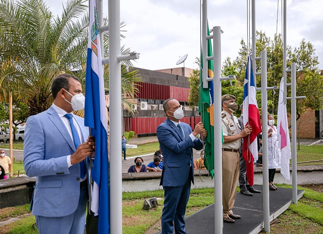 Aniversário de 263 anos de Camaçari foi marcado apenas pelo hasteamento das bandeiras nacional, estadual, municipal e do combate à covid-19, em frente à Prefeitura(Foto: Reprodução/Rede Social)