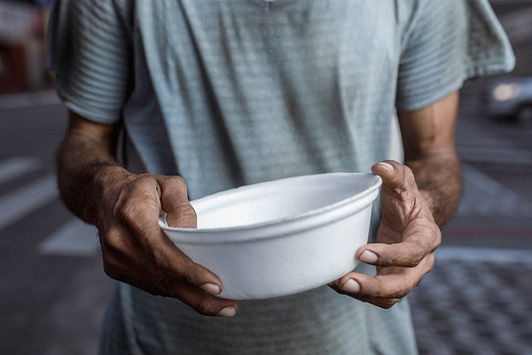 Em regra, são pessoas que vivem nas ruas ou em barracos e enfrentam insegurança alimentar recorrente (Foto: Reprodução/Uol)
