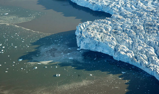 O derretimento de geleiras e a redução das áreas congeladas do mar e as regiões cobertas de neve nos polos provocam alterações climáticas em todo o planeta (Foto: ONU/Mark Garten)
