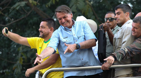 O presidente Jair Bolsonaro discursa em carro de som durante ato com pautas antidemocráticas na avenida Paulista (Foto: Deividi Correa/Estadão Conteúdo)