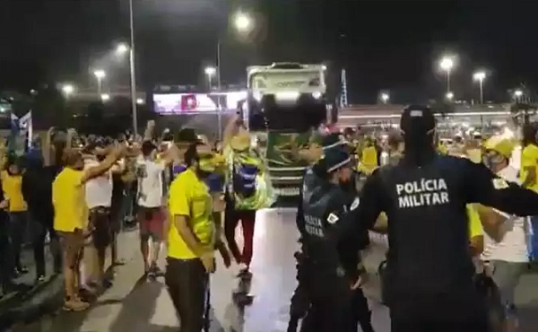 Bolsonaristas invadiram Esplanada dos Ministérios na noite desta segunda-feira (6/9) (Foto: Reprodução)