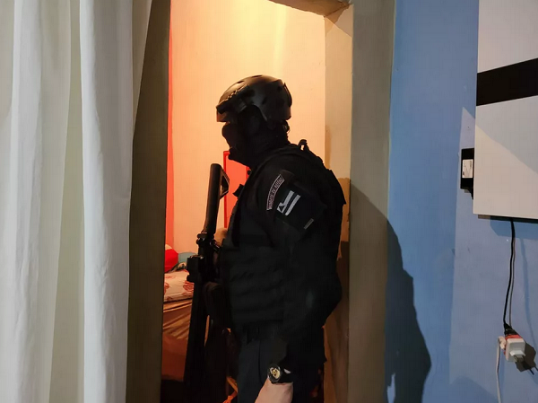 Operação de combate a sequestros cumpre mandados de prisão em Salvador (Foto: Natália Verena/PC-BA)