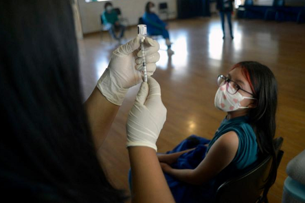As crianças dessa faixa receberam uma quantidade menor da vacina (Foto: Rodrigo Buendia/AFP)