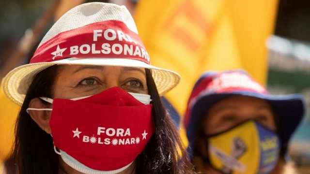 Protesto contra Bolsonaro em Brasília no mês de agosto; pesquisas eleitorais mostram liderança do petista Luís Inácio Lula da Silva e desvantagem do atual presidente (Foto: EPA)