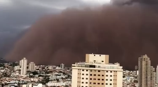 Nuvem de poeira em Franca, no interior de São Paulo (Foto: Reprodução/Twitter)