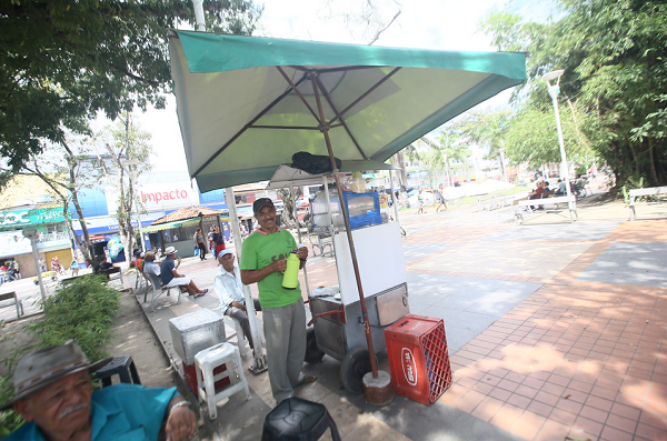 Recadastramento será para trabalhadores ambulantes que atuam na orla da cidade (Foto: Thiago Canuto)