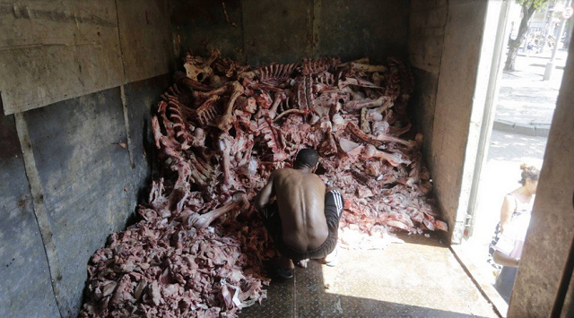 Luis Vander, 39 anos, escolhe suas peças e ajuda a organizar a distribuição. Em situação de rua, ele tem habitado as calçadas da Glória (Foto: Domingos Peixoto/Agência O Globo)