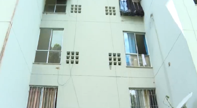 Famílias evacuam prédio condenado pela Codesal (Foto: Reprodução/G1)