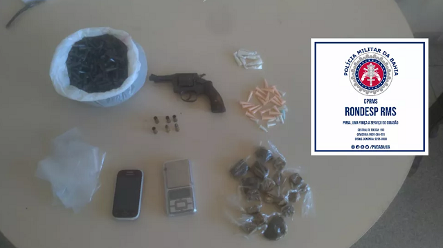 Militares apreenderam com o suspeito R$ 1,2 mil, um revólver calibre 38, munições, 13 pinos de cocaína, um porção de maconha e um smartphone (Foto: Divulgação / SSP-BA)