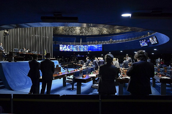 A medida foi alvo de críticas contundentes dos senadores pelo risco de fragilização das relações trabalhistas mediante a possibilidade de contratação sem carteira assinada (Foto: Reprodução)