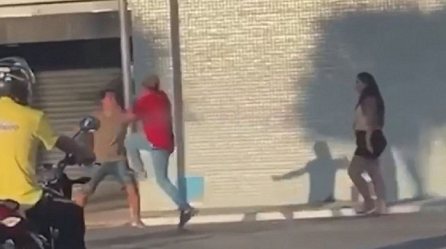 Homem foi espancado com socos e pontapés por uma dupla que passava pelo local (Foto: Reprodução)