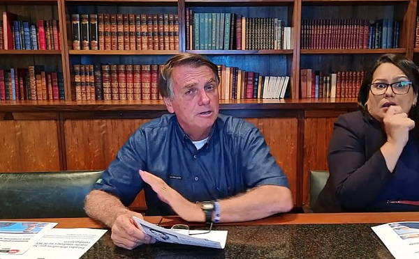 Presidente Jair Bolsonaro durante transmissão nas redes sociais (Foto: Reprodução)