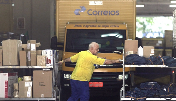 Funcionário dos Correios trabalhando: estatal está na mira de Paulo Guedes (Foto: Ricardo Moraes/Reuters)