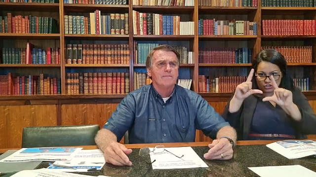 O presidente Jair Bolsonaro durante live semanal (Foto: Reprodução)