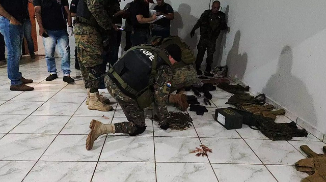 Bunker funcionava como 'quartel-general' dos 'justiceiros da fronteira', como se intitulam grupos armados a serviço das facções criminosas (Foto: Reprodução)
