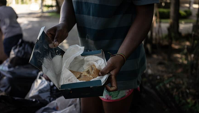 Alimentos vencidos estavam em uma área de descarte de um supermercado da rede BIG onde seriam triturados (Foto: Reprodução)