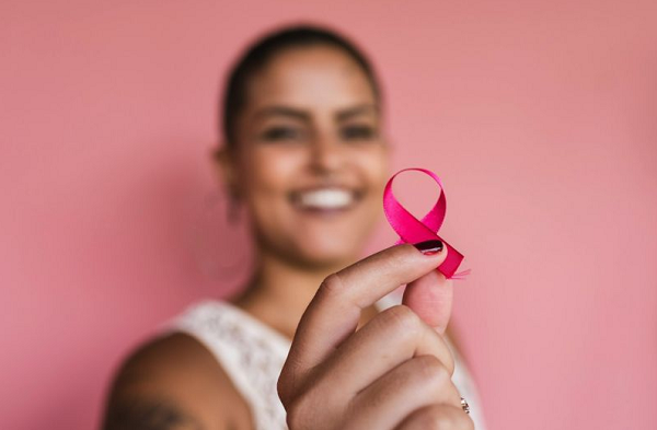 Outubro Rosa é o nome dado ao mês como parte de uma campanha mundial de conscientização sobre o câncer de mama (Foto: Getty Images)