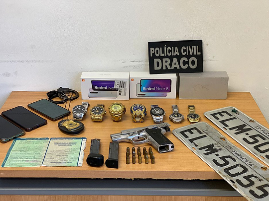 Na casa do policial, foram encontrados uma pistola calibre .380 com dois carregadores, 15 munições, sete relógios, aparelhos celulares, distintivo genérico de polícia, duas placas de carro e um automóvel possivelmente utilizado nos crimes (Foto: Divulgação/Polícia Civil)