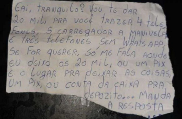 'Vou te dar R$ 20 mil', escreveu o detendo em um bilhete entregue a um agente. Ele pedia telefones e carregadores (Foto: Divulgação/Policia Civil)