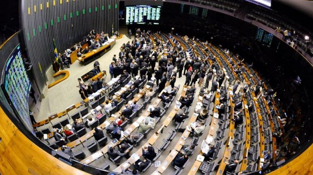 Aprovação de PEC a ser votada na Câmara pode afetar não só a confiança do mercado, mas professores da rede pública de Estados e municípios (Foto: Reprodução)