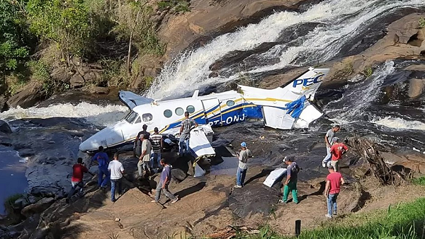 Companhia Energética de Minas Gerais (Cemig) confirmou em nota que o avião da cantora atingiu um cabo de uma torre (Foto: Reprodução)
