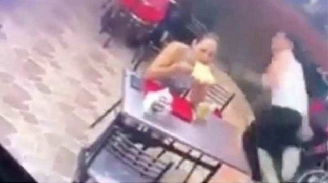 Ao perceber assalto, homem se levanta da cadeira e sai correndo, deixando sua namorada e os pertences para trás (Foto: Reprodução)