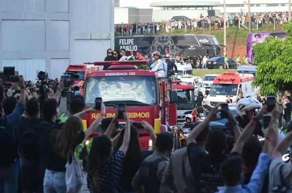 Ao longo do trajeto, diversos fãs aproveitaram para fazer as últimas homenagens para Marília (Foto: Ed Alves/CB/D.A Press)
