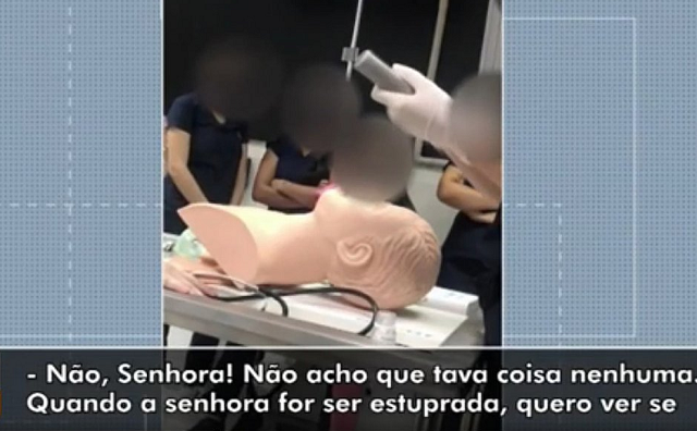 Professor estava dando uma aula somente a mulheres mostrando como intubar um paciente, usando um boneco (Foto: Reprodução)