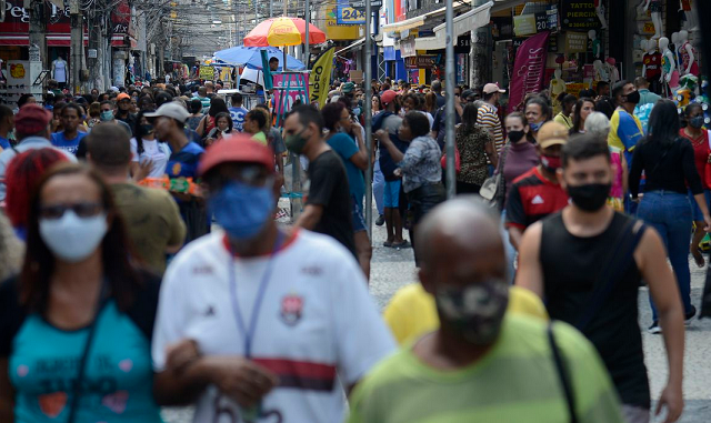 População caminha no centro de Duque de Caxias, primeiro município do Rio de Janeiro a flexibilizar o uso de máscara (Foto: Tomaz Silva/Agência Brasil)