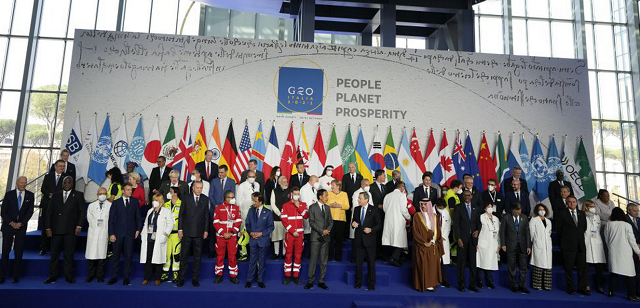 Os líderes do G20 com um grupo de médicos em Roma, no dia 30 (Foto: Erin Schaff/Pool/Reuters)
