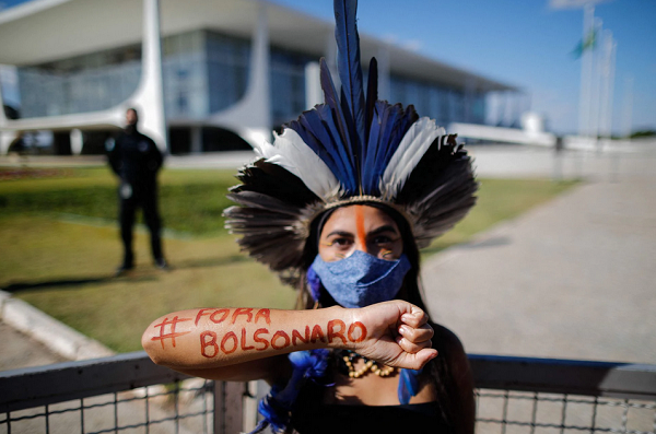 Indígena pataxó durante protesto contra Bolsonaro no dia 19 de junho, em Brasília (Foto: SERGIO LIMA/AFP)