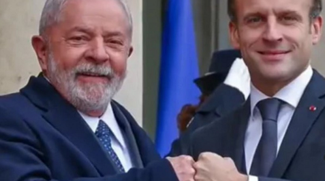 Na França, Lula é recebido pelo presidente Emmanuel Macronn, no Palácio de Elysée (foto: Reprodução)
