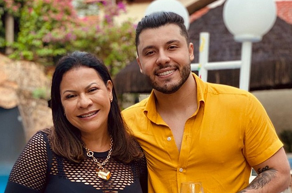 Ruth Moreira, mãe de Marília Mendonça, e Murilo Huff, que é pai do filho da cantora (Foto: Reprodução)