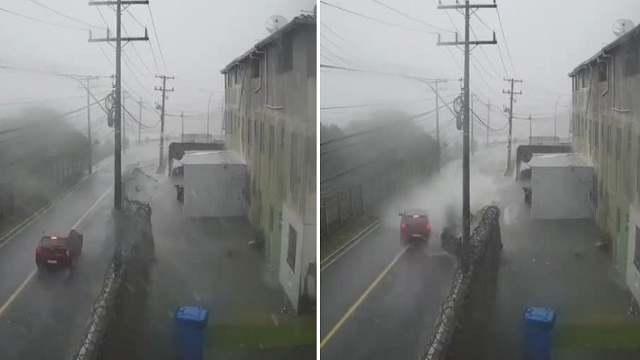 No exato momento da queda do muro, um veículo passava local e por pouco não foi atingido em cheio (Foto: Reprodução)